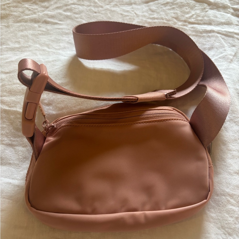 Lululemon Everywhere Belt Bag in Dusty Rose - Picture 3 of 4